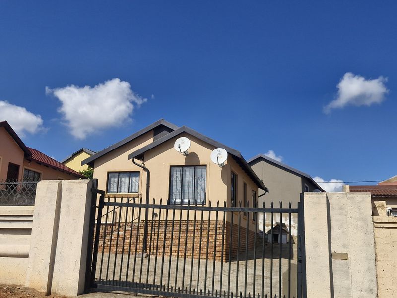 3 BEDROOM HOUSE FOR SALE IN MAHUBE VALLEY FOR R780  000 - Photo 2