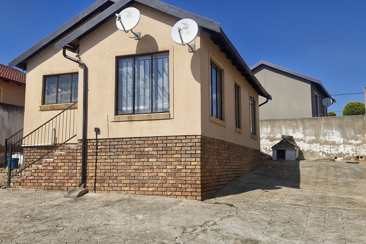 3 BEDROOM HOUSE FOR SALE IN MAHUBE VALLEY FOR R780  000 - Photo 3