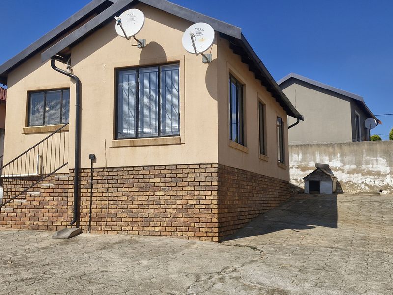 3 BEDROOM HOUSE FOR SALE IN MAHUBE VALLEY FOR R780  000 - Photo 3