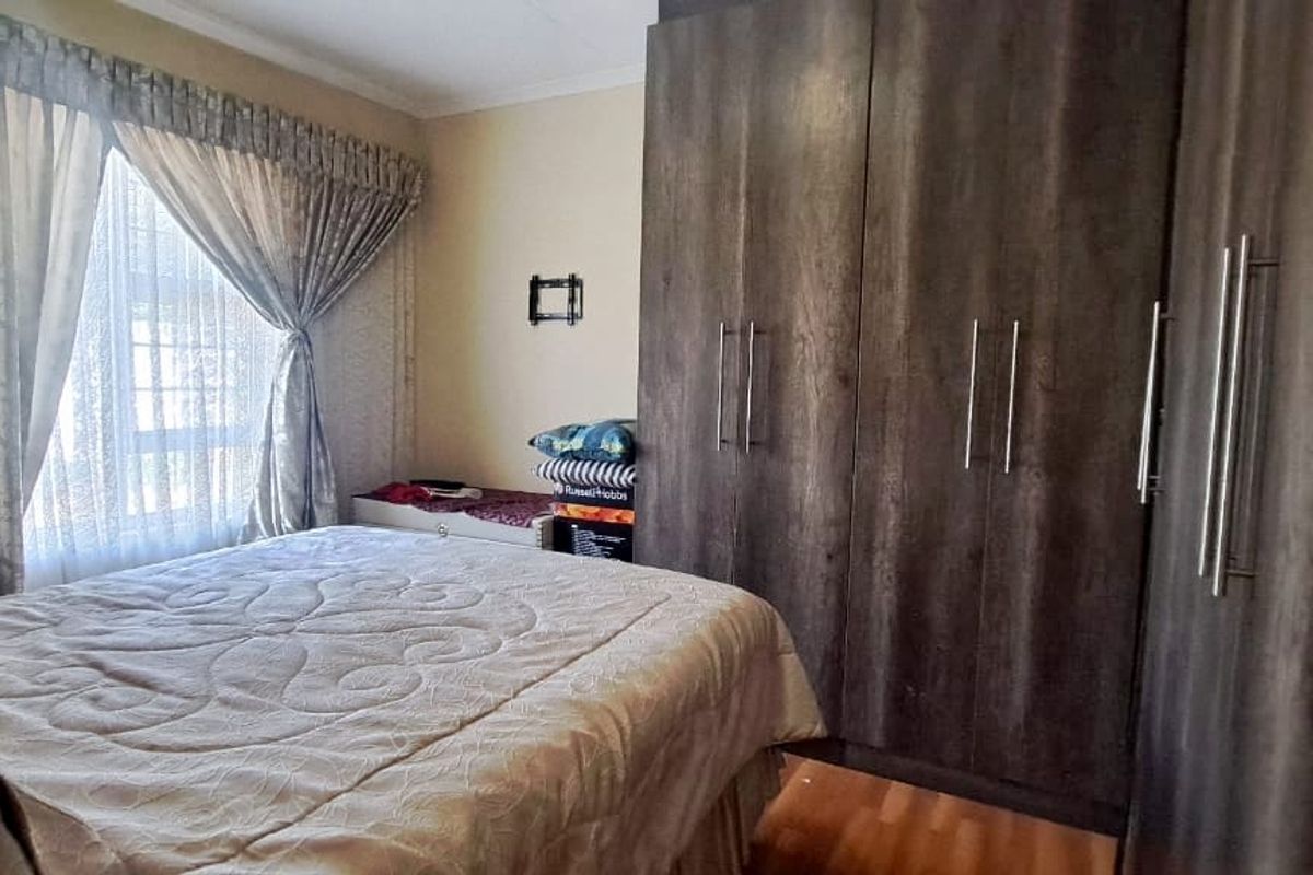 Beautiful Three Bedroom Two Bathroom - Photo 5