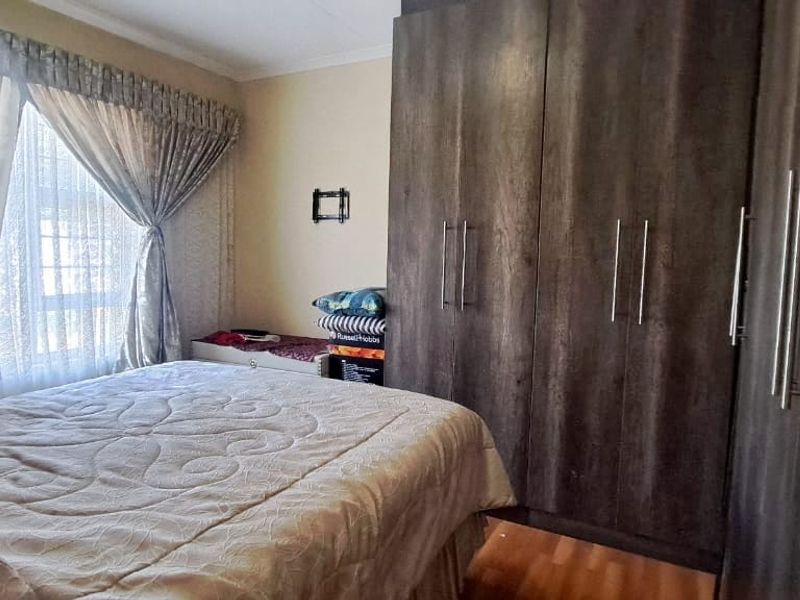 Beautiful Three Bedroom Two Bathroom - Photo 5