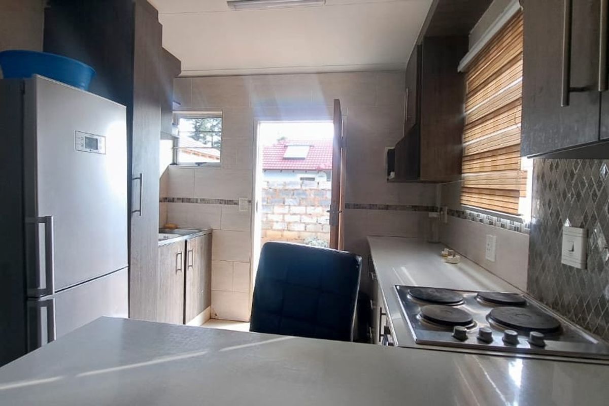 Beautiful Three Bedroom Two Bathroom - Photo 4