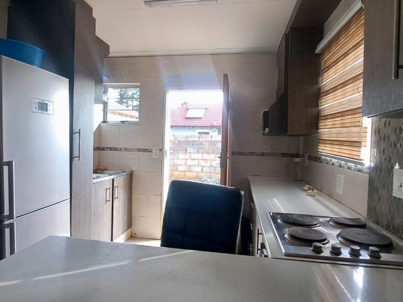 Beautiful Three Bedroom Two Bathroom - Photo 4