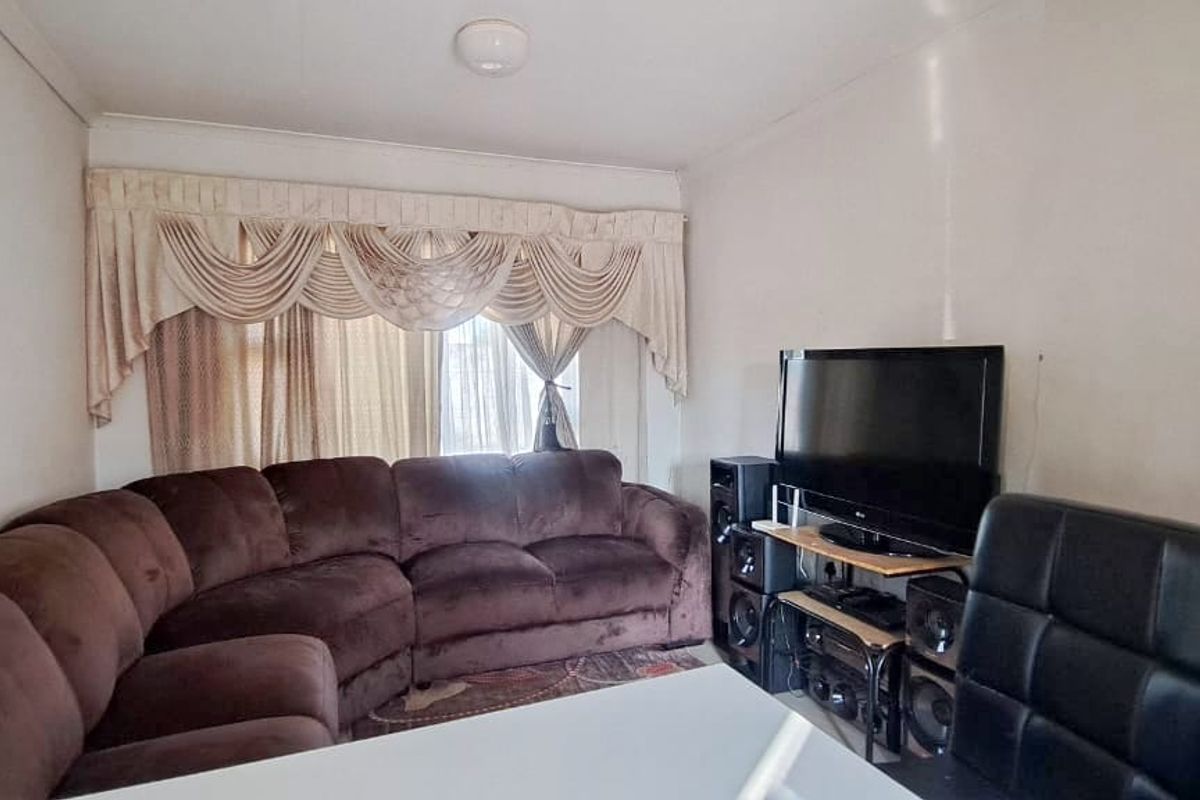 Beautiful Three Bedroom Two Bathroom - Photo 3