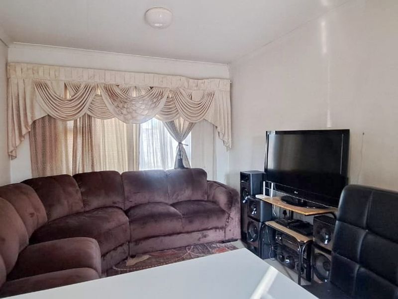 Beautiful Three Bedroom Two Bathroom - Photo 3