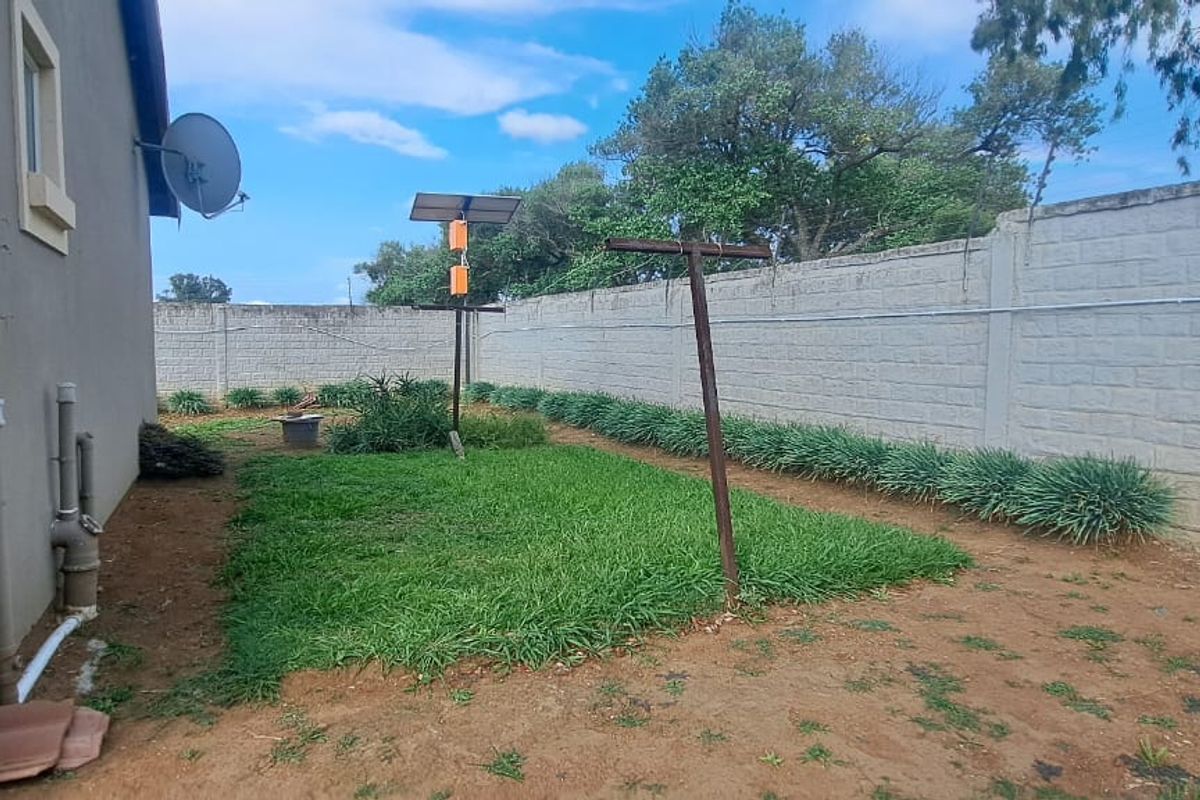 Beautiful Three Bedroom Two Bathroom - Photo 2