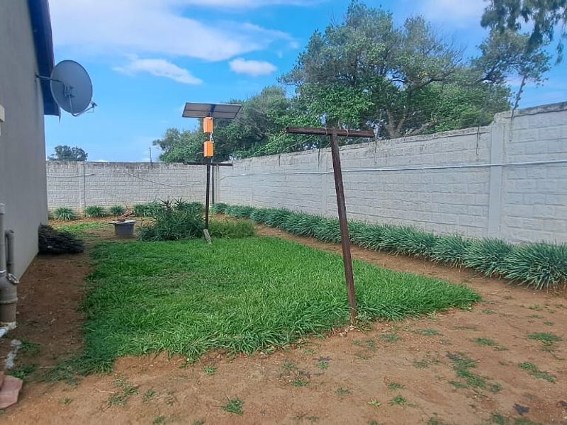 Beautiful Three Bedroom Two Bathroom - Photo 2