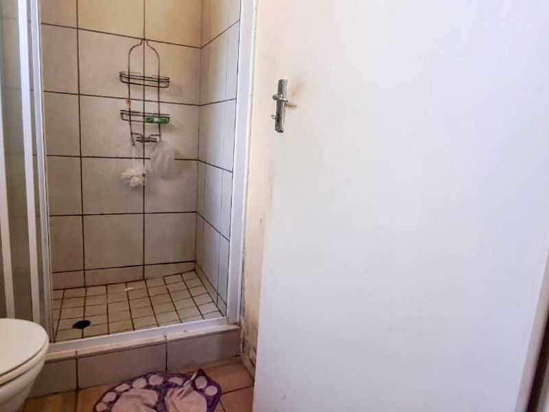 Beautiful Three Bedroom Two Bathroom - Photo 10