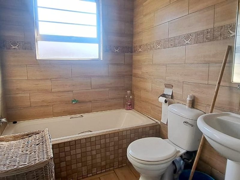 Beautiful Three Bedroom Two Bathroom - Photo 9