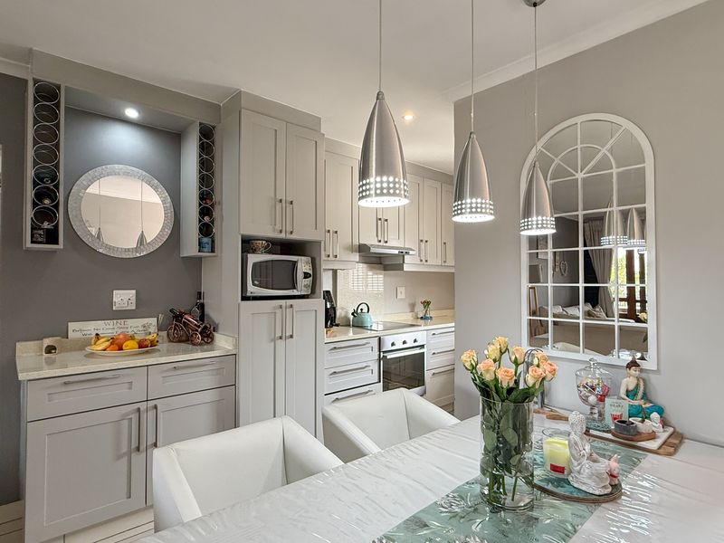 Modern 3-Bedroom Luxury Apartment in Wakenshaw – Comfort, Style & Prime Location - Photo 9