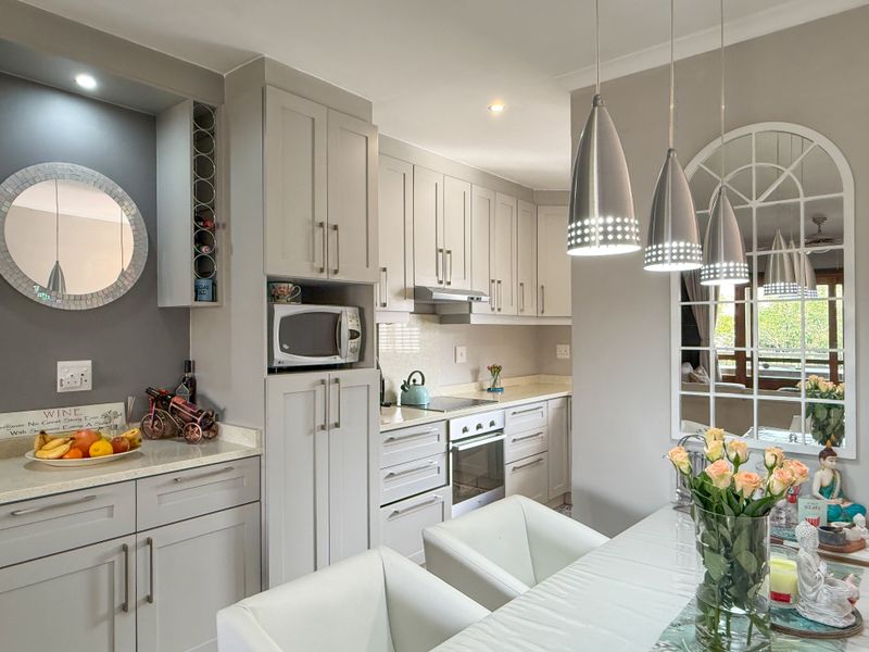 Modern 3-Bedroom Luxury Apartment in Wakenshaw – Comfort, Style & Prime Location - Photo 6