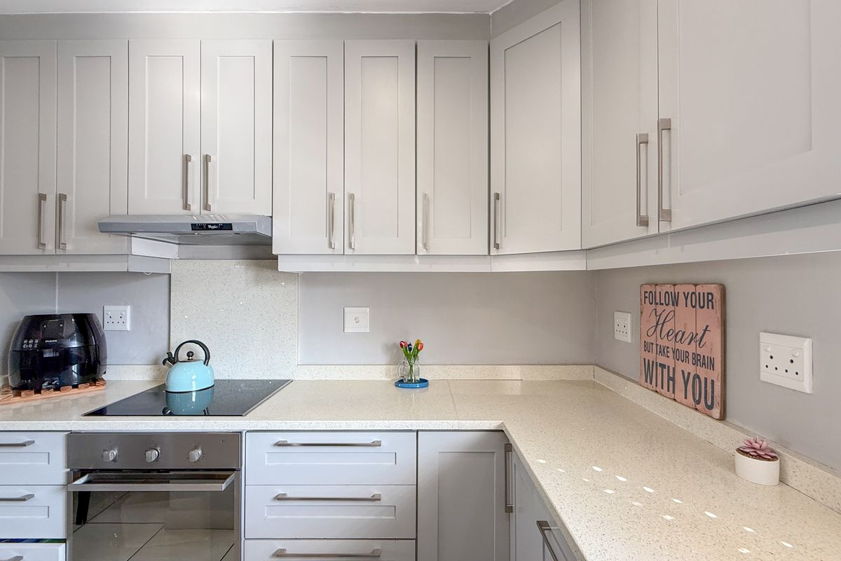 Modern 3-Bedroom Luxury Apartment in Wakenshaw – Comfort, Style & Prime Location - Photo 4