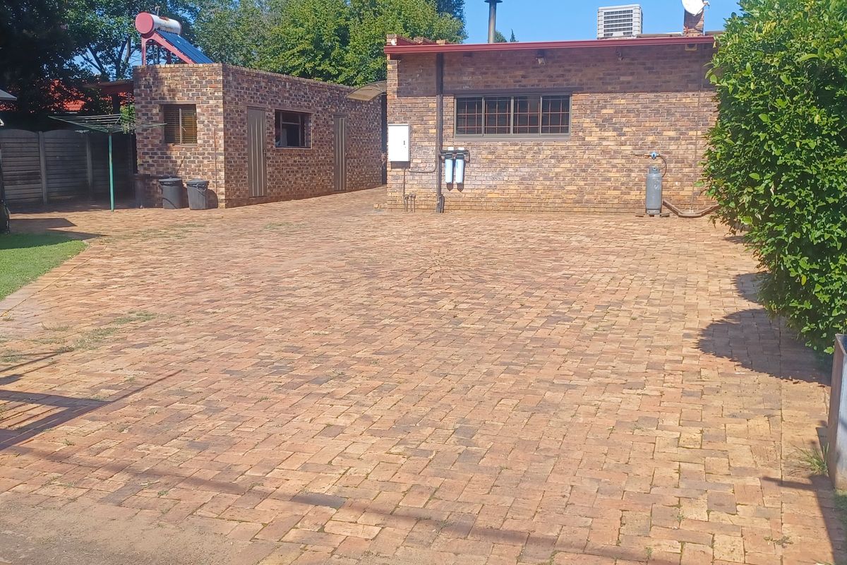 3 Bedroomed house with 1 Bedroom Cottage - Photo 2