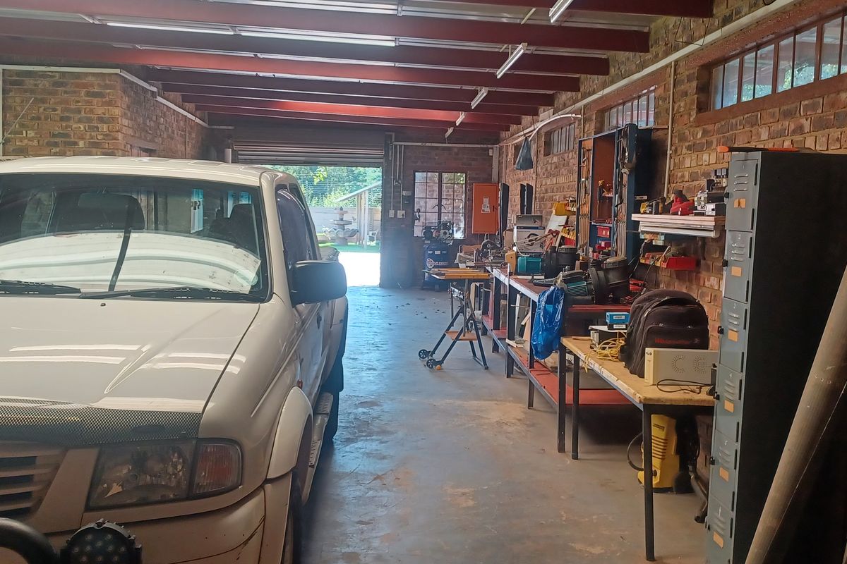 3 Bedroomed house with 1 Bedroom Cottage - Photo 3