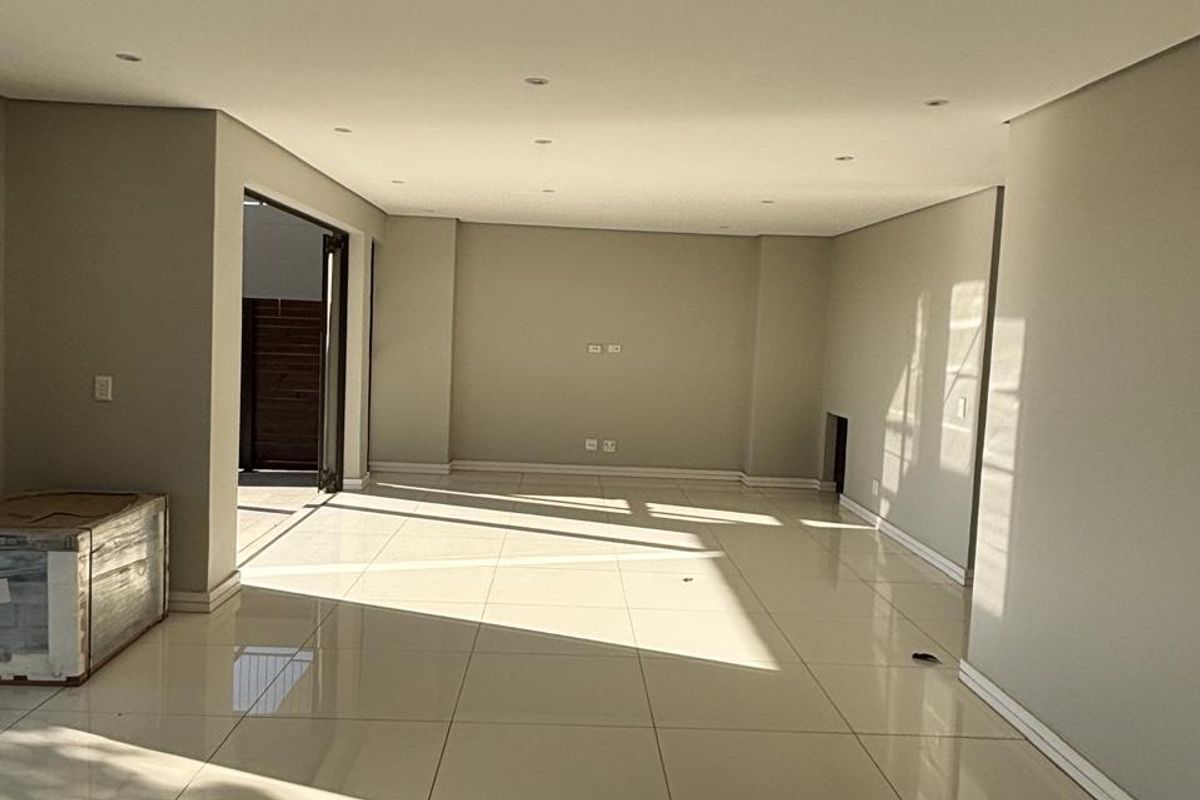 Elegant 5-Bedroom Home with Breathtaking Views & Luxurious Comfort - Photo 4