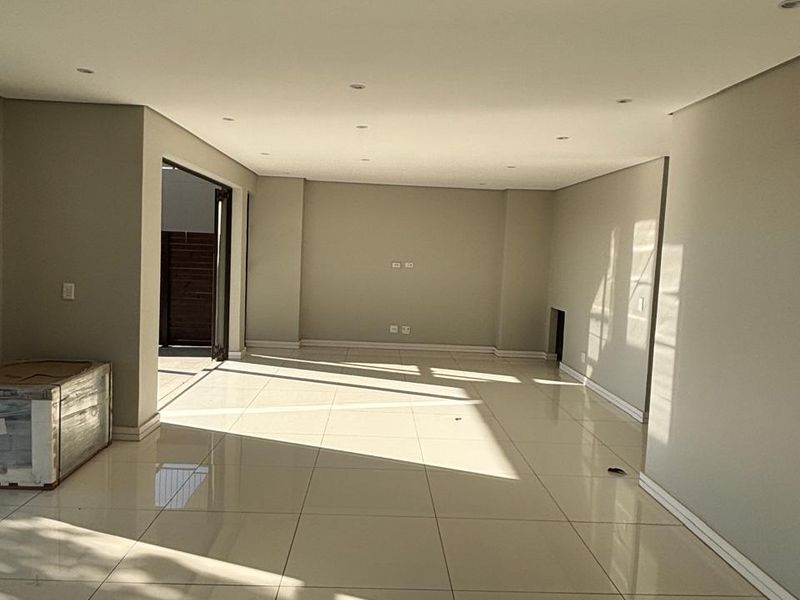 Elegant 5-Bedroom Home with Breathtaking Views & Luxurious Comfort - Photo 4