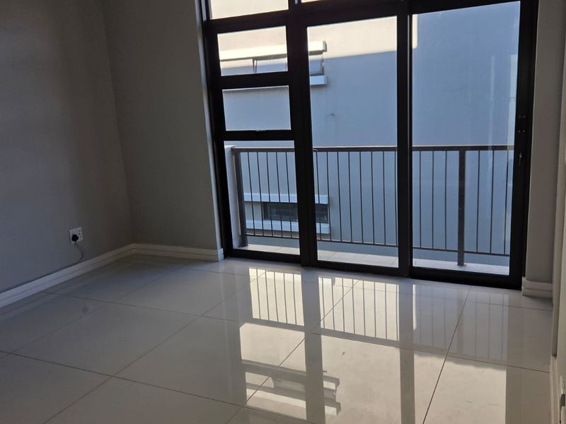 Elegant 5-Bedroom Home with Breathtaking Views & Luxurious Comfort - Photo 10