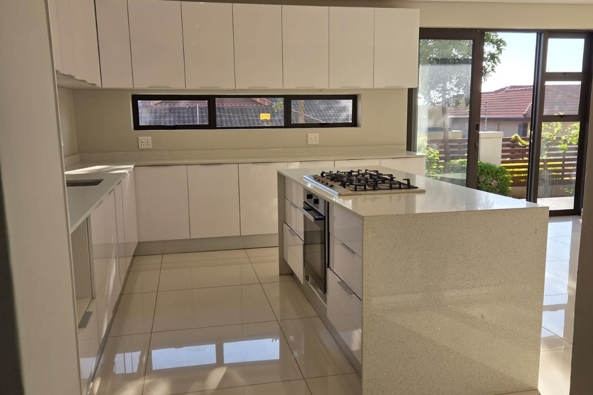 Elegant 5-Bedroom Home with Breathtaking Views & Luxurious Comfort - Photo 2