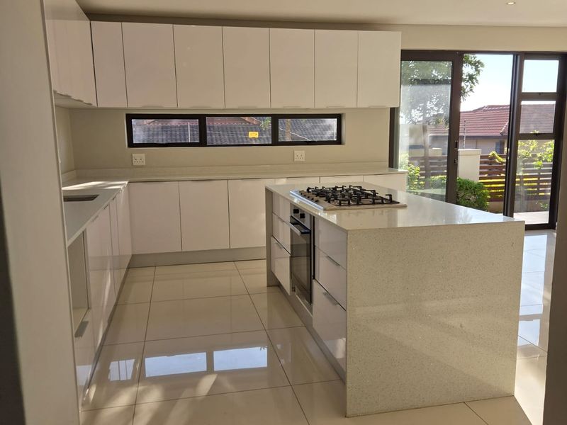 Elegant 5-Bedroom Home with Breathtaking Views & Luxurious Comfort - Photo 2