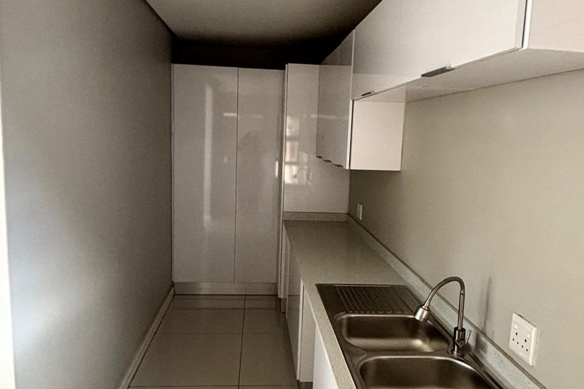 Elegant 5-Bedroom Home with Breathtaking Views & Luxurious Comfort - Photo 3