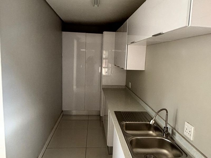 Elegant 5-Bedroom Home with Breathtaking Views & Luxurious Comfort - Photo 3