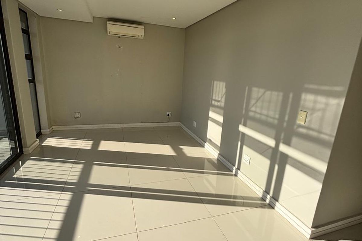 Elegant 5-Bedroom Home with Breathtaking Views & Luxurious Comfort - Photo 5