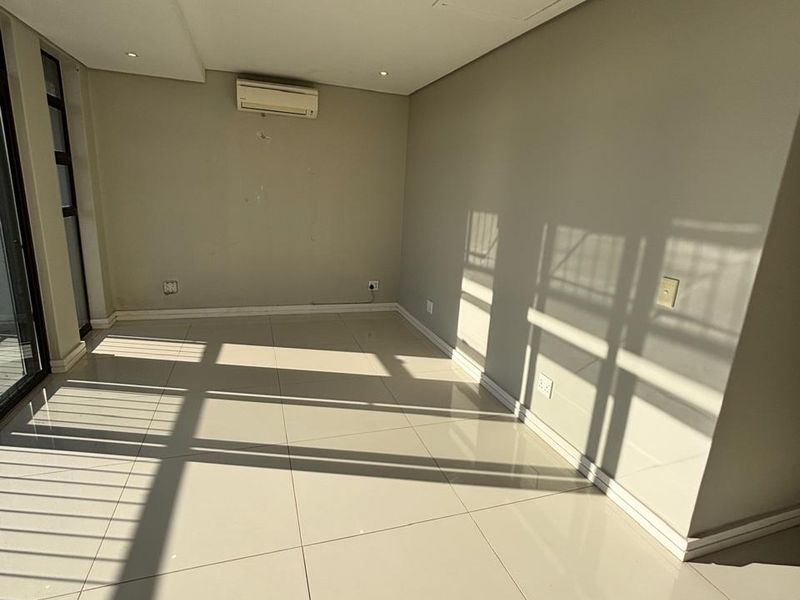 Elegant 5-Bedroom Home with Breathtaking Views & Luxurious Comfort - Photo 5