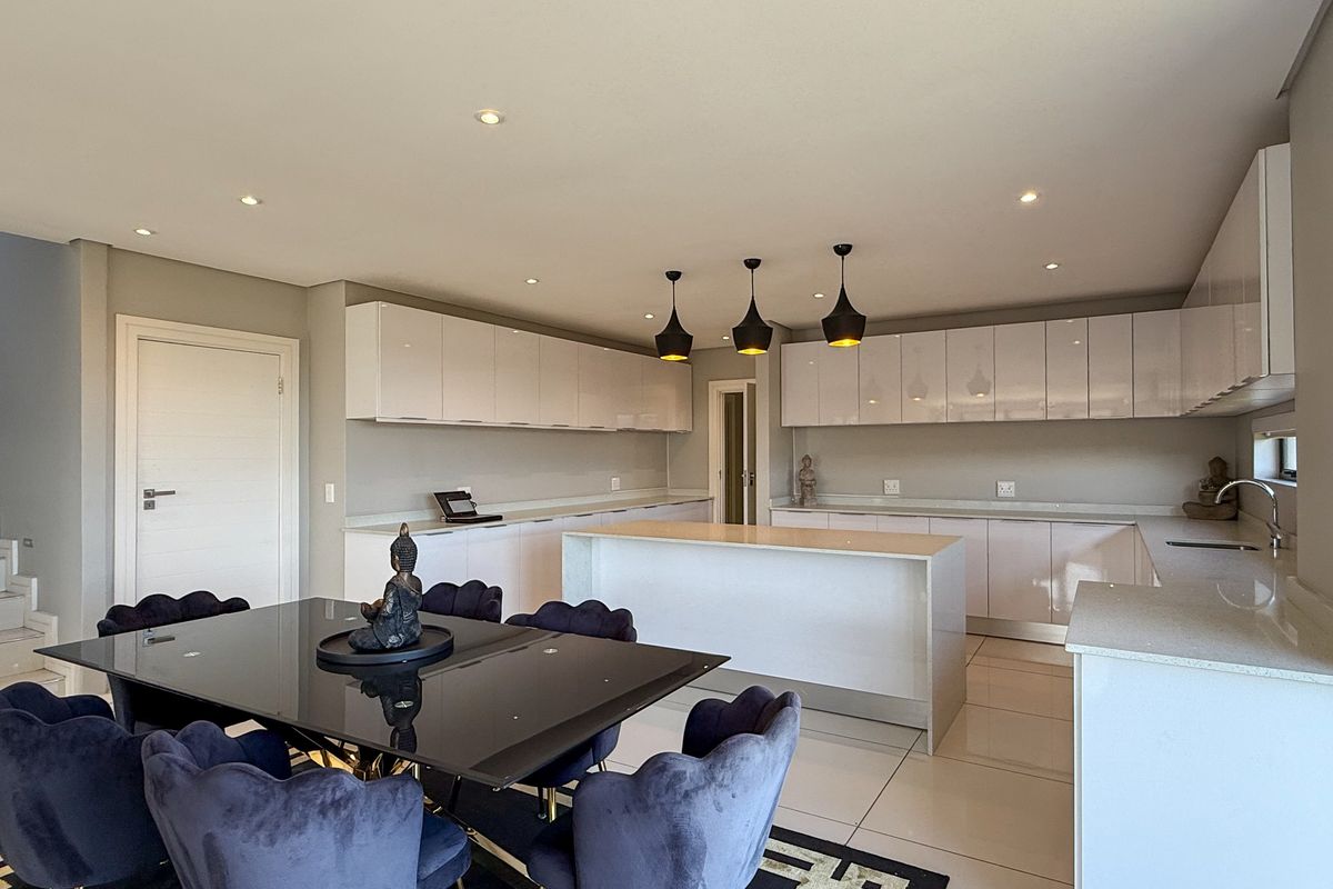 Modern Living – Stylish 5-Bedroom, 4.5-Bathroom Home Across 3 Levels - Photo 4