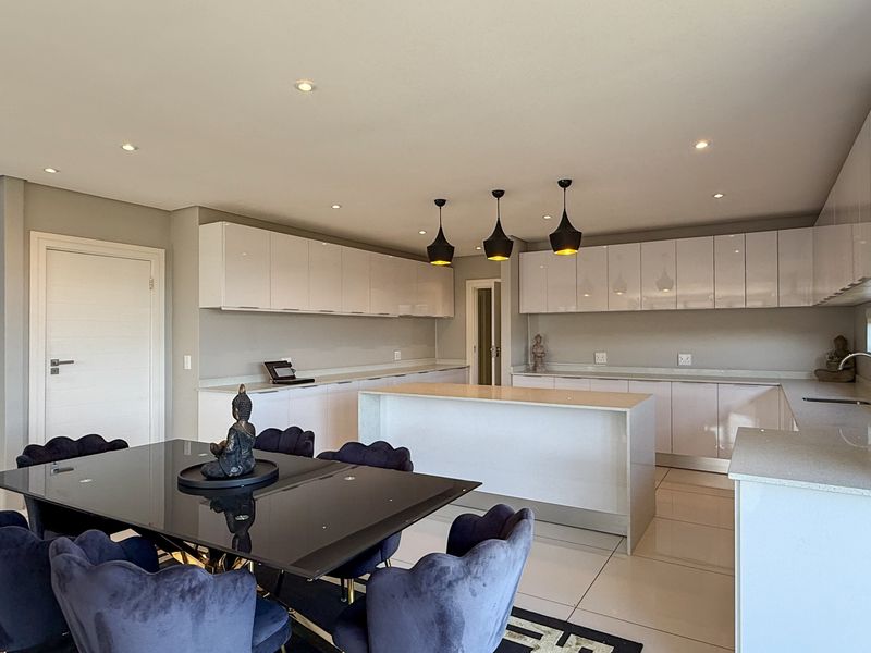 Modern Living – Stylish 5-Bedroom, 4.5-Bathroom Home Across 3 Levels - Photo 4