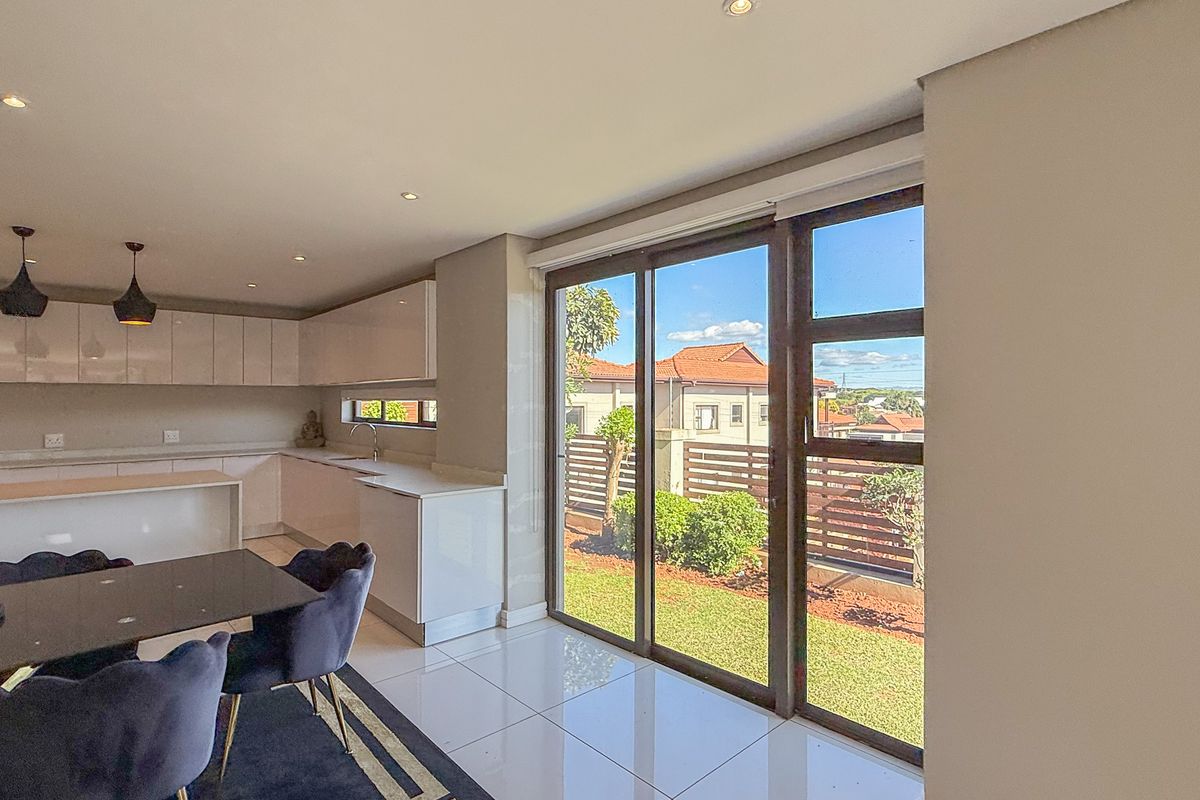 Modern Living – Stylish 5-Bedroom, 4.5-Bathroom Home Across 3 Levels - Photo 5