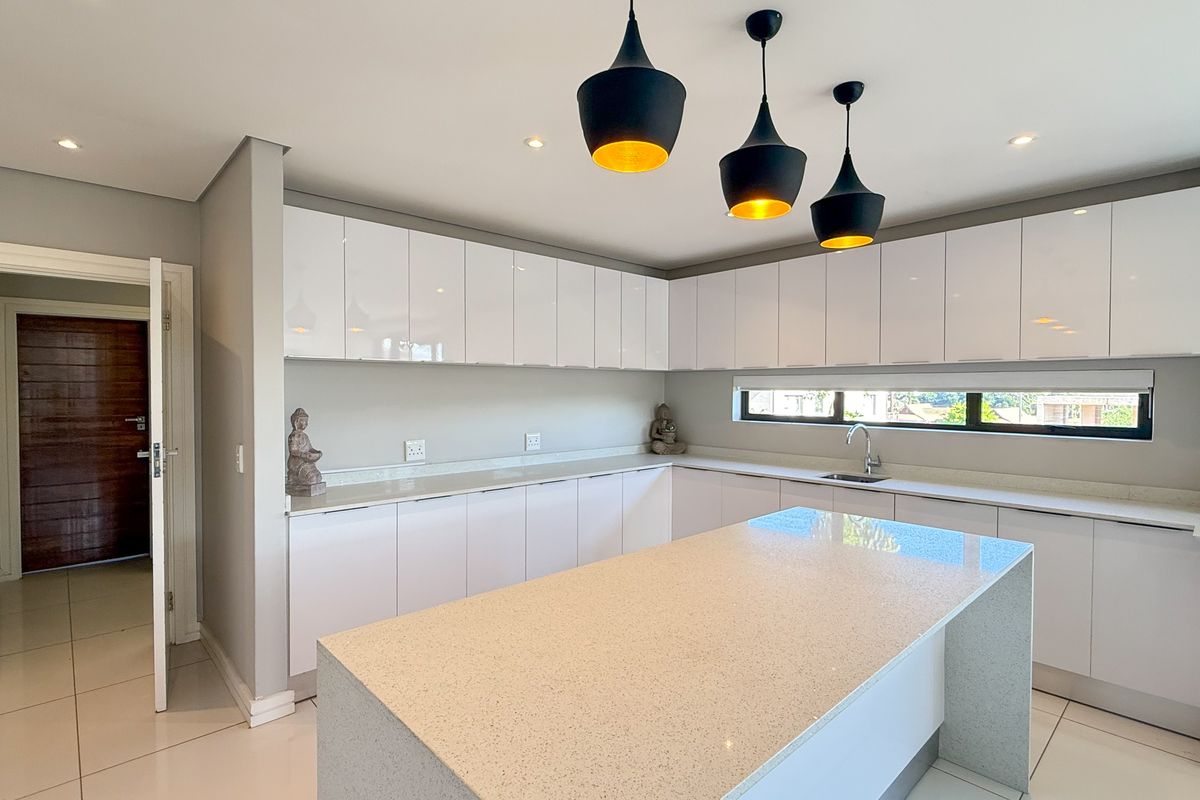 Modern Living – Stylish 5-Bedroom, 4.5-Bathroom Home Across 3 Levels - Photo 3