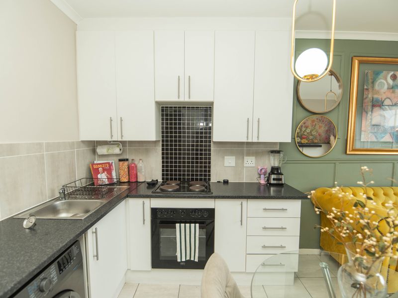WALMER HEIGHTS 2 BED 1 BATH APARTMENT FOR SALE - Photo 6