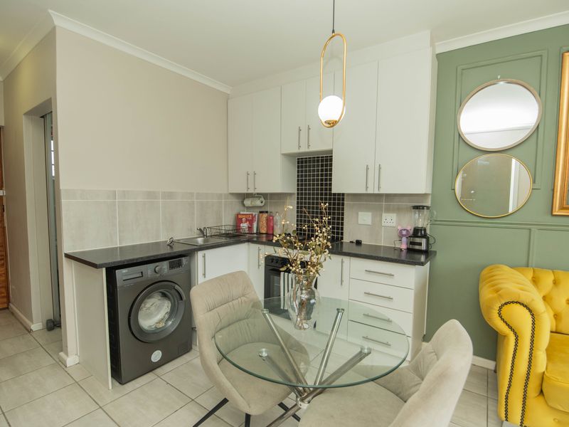 WALMER HEIGHTS 2 BED 1 BATH APARTMENT FOR SALE - Photo 5