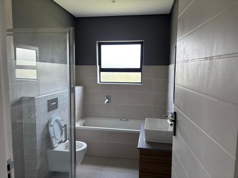 Welcome to Palm Orion – Your Modern Coastal Haven - Photo 9