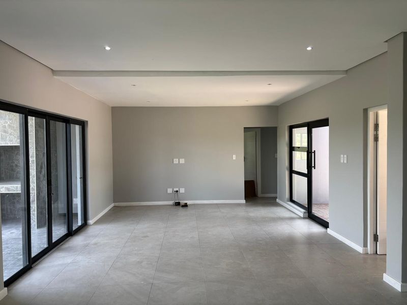 Welcome to Palm Orion – Your Modern Coastal Haven - Photo 8