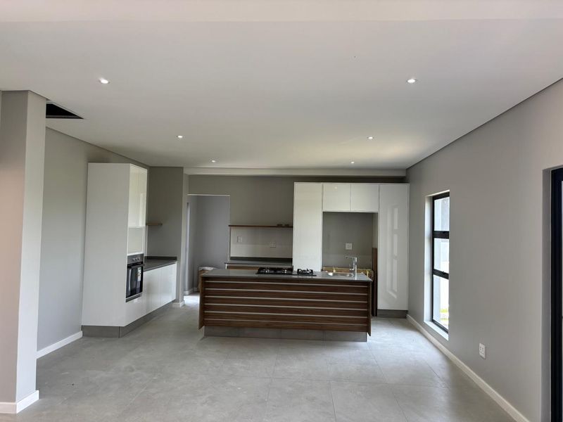 Welcome to Palm Orion – Your Modern Coastal Haven - Photo 4