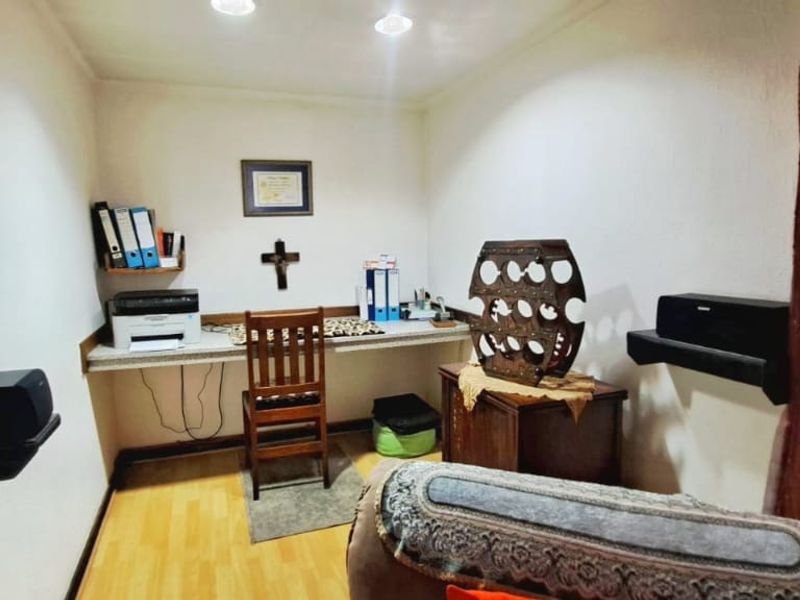 Charming Family Home - Photo 10