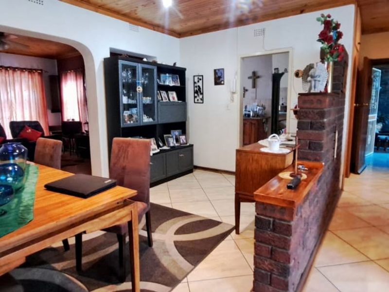 Charming Family Home - Photo 8