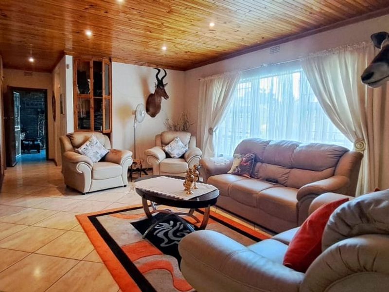 Charming Family Home - Photo 9