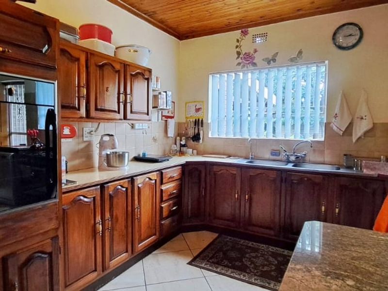 Charming Family Home - Photo 6