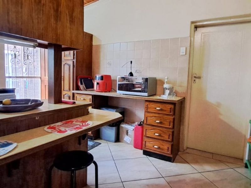 Charming Family Home - Photo 7