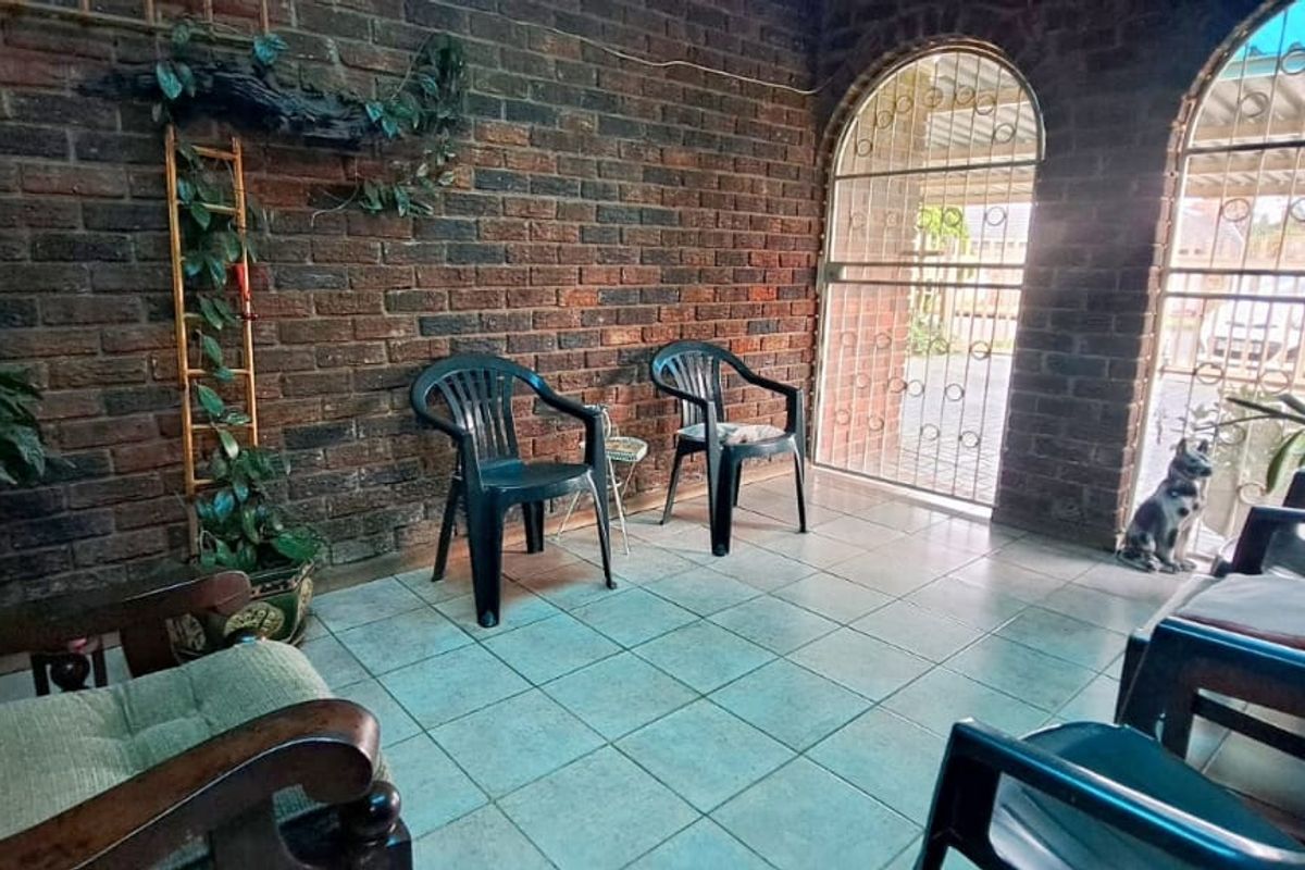 Charming Family Home - Photo 5