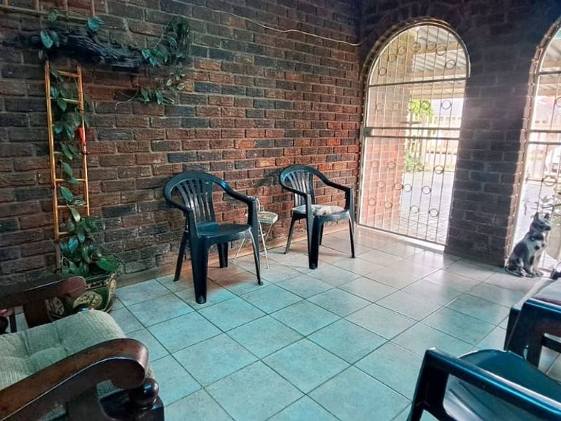 Charming Family Home - Photo 5