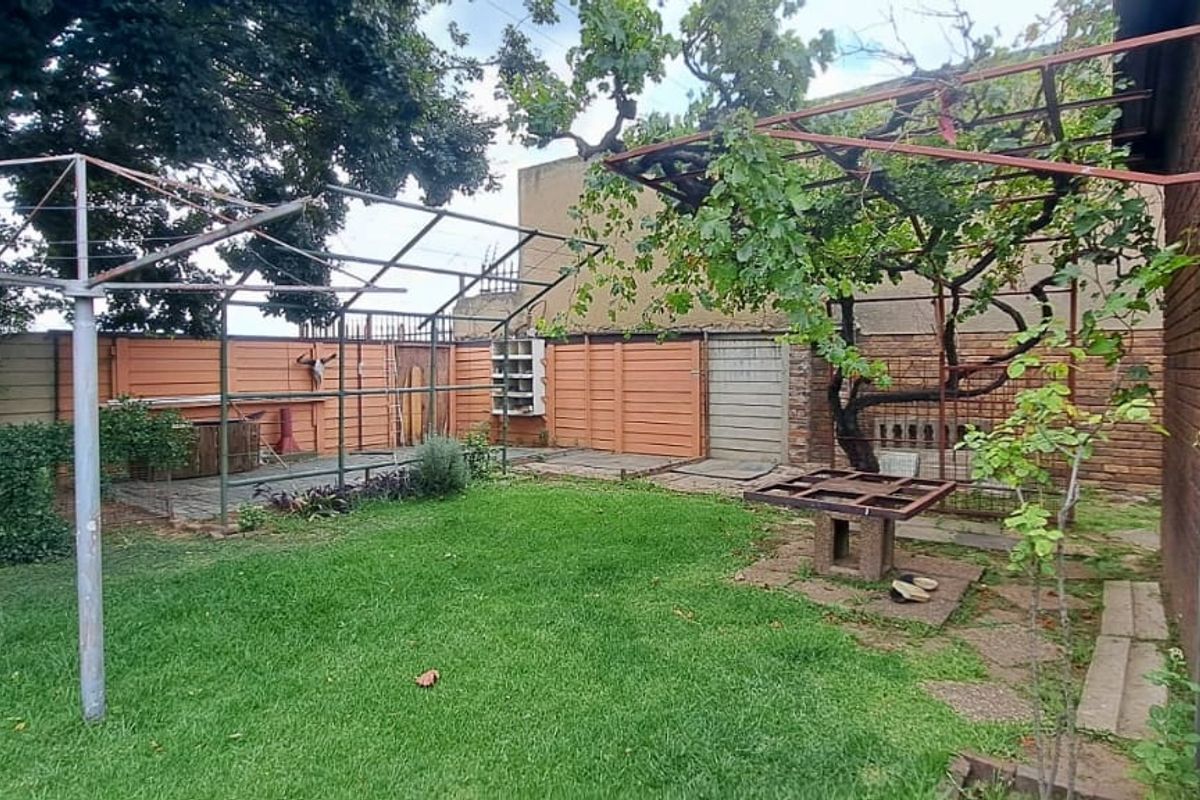 Charming Family Home - Photo 2