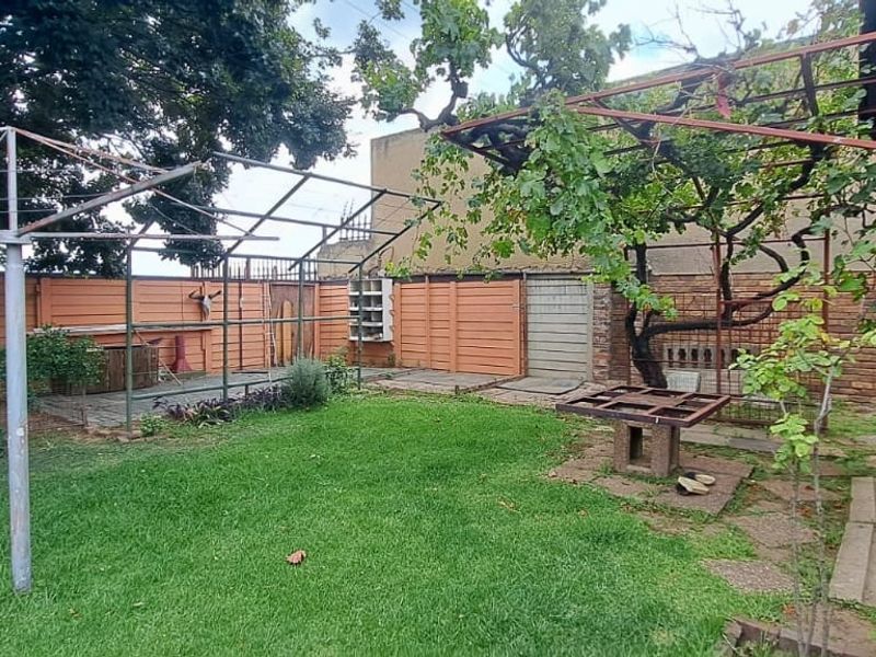 Charming Family Home - Photo 2