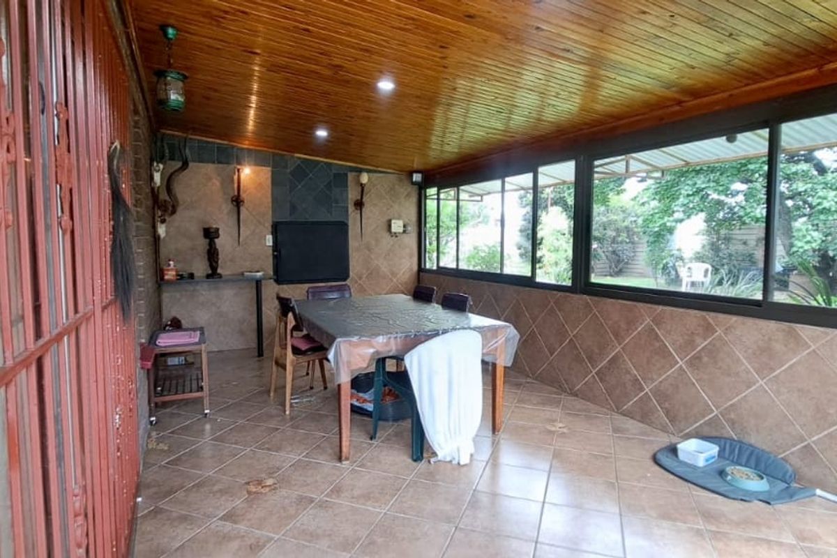 Charming Family Home - Photo 4