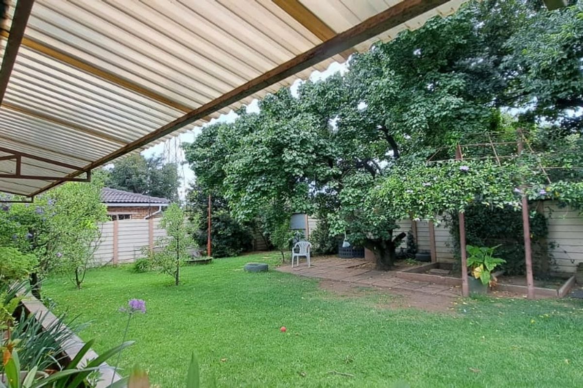 Charming Family Home - Photo 3