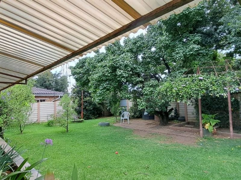 Charming Family Home - Photo 3