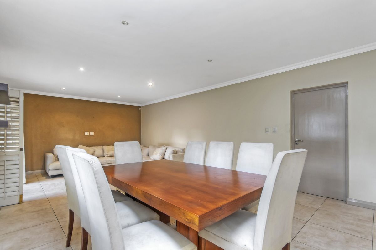 MODERN LIVING IN A SECURE, WELL LOCATED COMPLEX. JUST MINUTES FROM MELROSE ARCH !!! - Photo 3