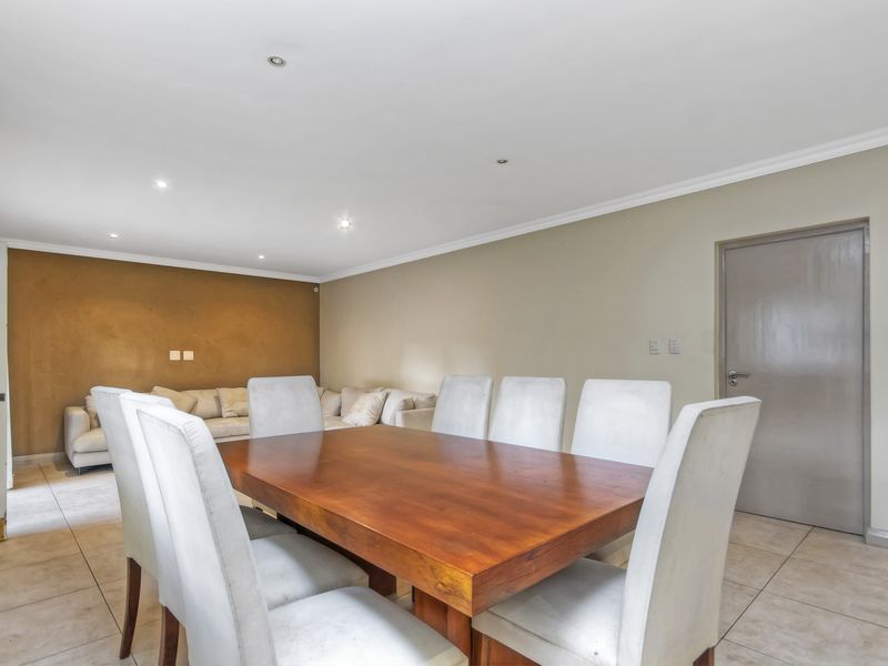 MODERN LIVING IN A SECURE, WELL LOCATED COMPLEX. JUST MINUTES FROM MELROSE ARCH !!! - Photo 3